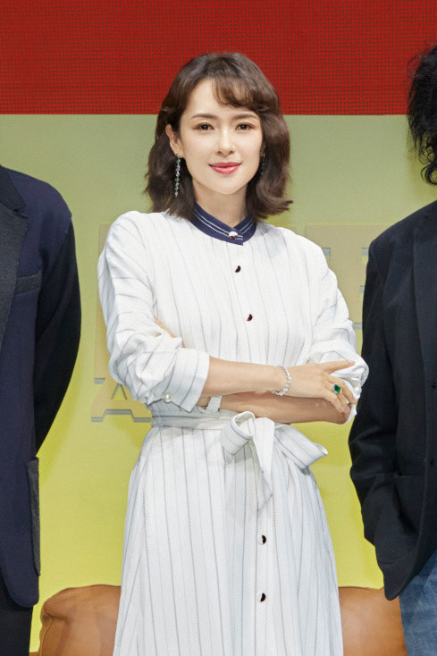 42岁章子怡形象大变不敢认!留波波头少女感爆棚,罕见没有巨星范