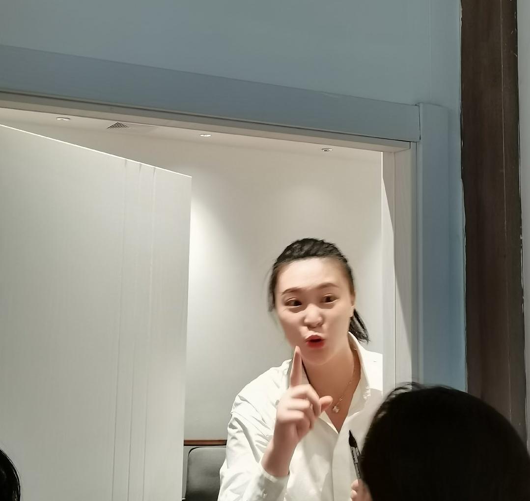 惠若琪更换头像亮相厦门1米92的小惠怀孕后胖了不少