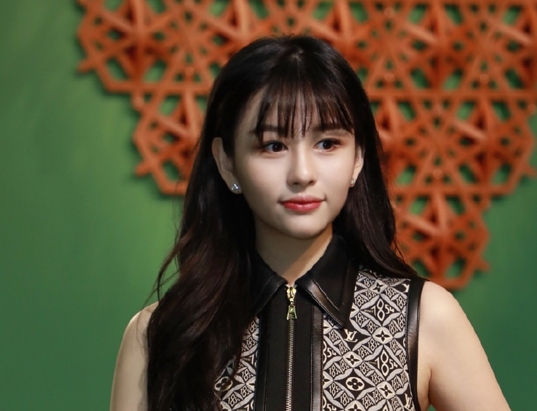 邱淑贞大女儿沈月遗传母亲的美貌但没灵气和才艺美得稍显苍白