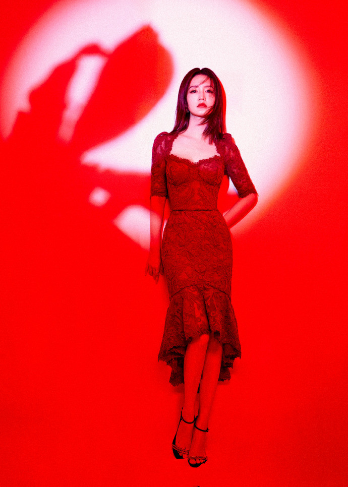 容祖儿也飘了阿姨辈穿蕾丝裙硬扮少女可惜腿粗尴尬了