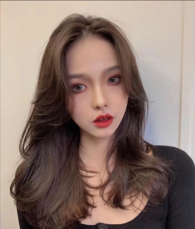 初春最受女生的欢迎慵懒感卷发随意自然又好看约会首选发型