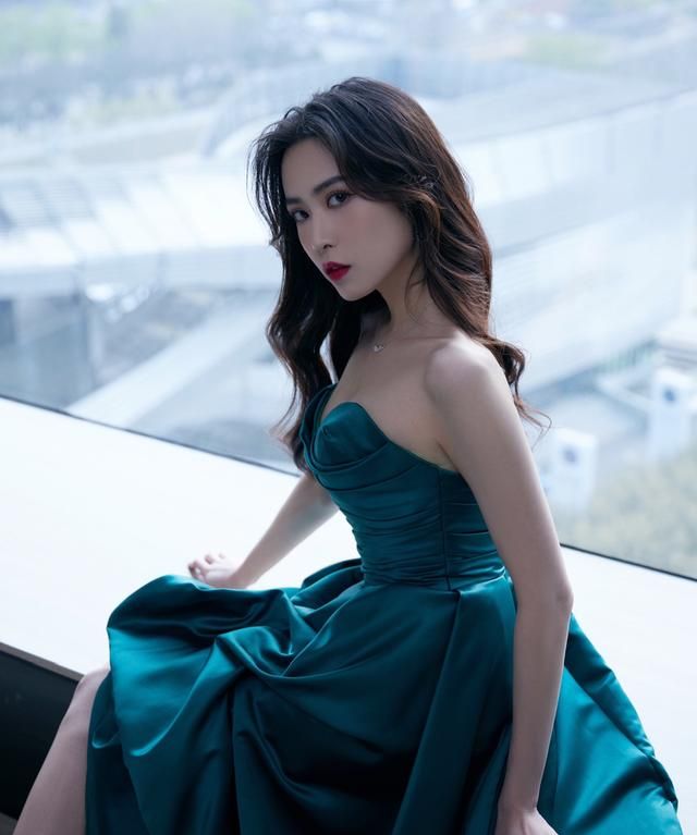 不愧是霸气女帝,刘美彤穿墨绿色开衩礼服,眼神杀太撩人|刘美彤|墨绿色|女帝_新浪新闻
