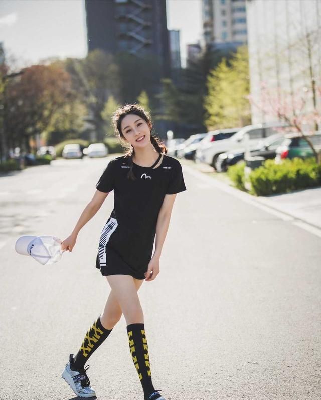 赵圆瑗红白拼接棒球服配牛仔裤休闲舒适气质惊艳