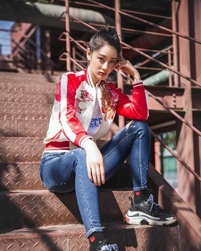 赵圆瑗红白拼接棒球服配牛仔裤休闲舒适气质惊艳