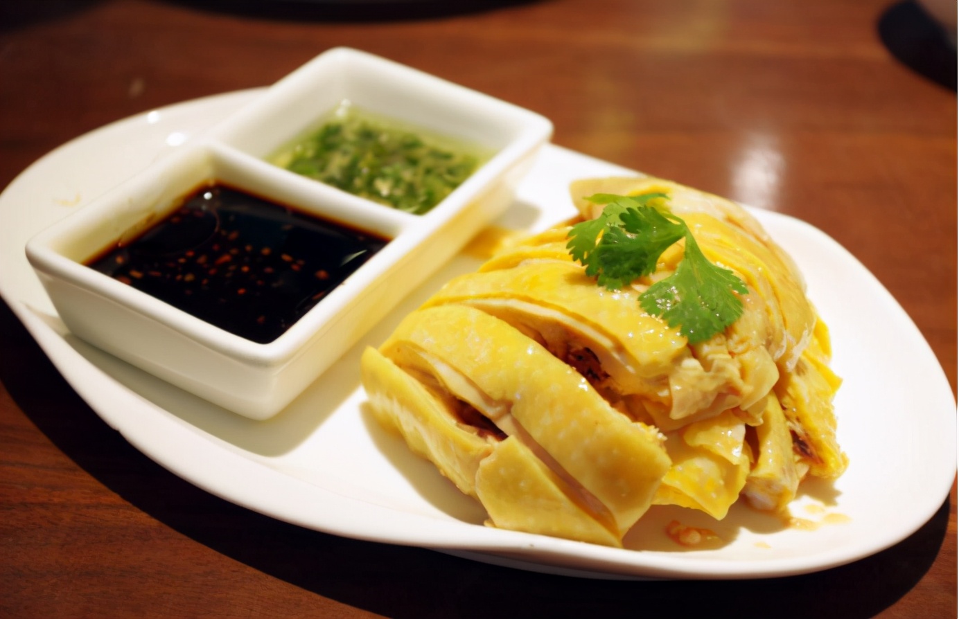 广东白切鸡不要直接下水煮这么才是正确的做法肉质很鲜嫩