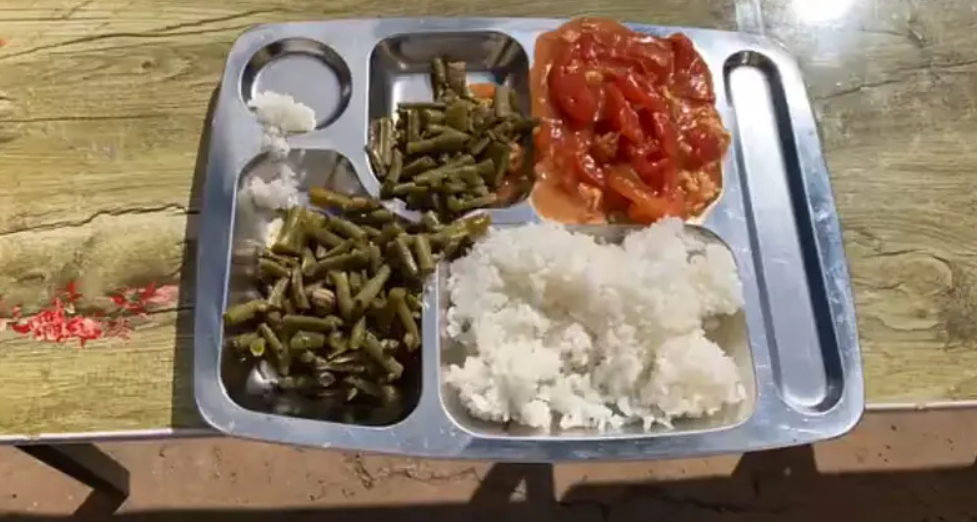 看看《司藤》的寒酸饭菜,再看看他们的道服化,佩服