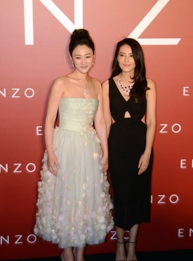 李小冉高圆圆罕见同框,一个甜美一个妩媚,同台比美各有各样|李小冉