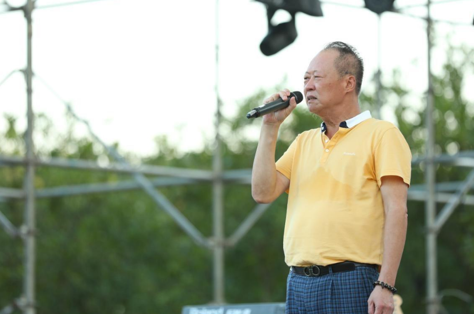 赚千亿身家后,成加拿大国籍