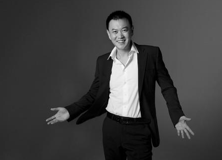 他本是亿万富豪却偏爱跑龙套吃盒饭被导演调侃片酬不够油钱