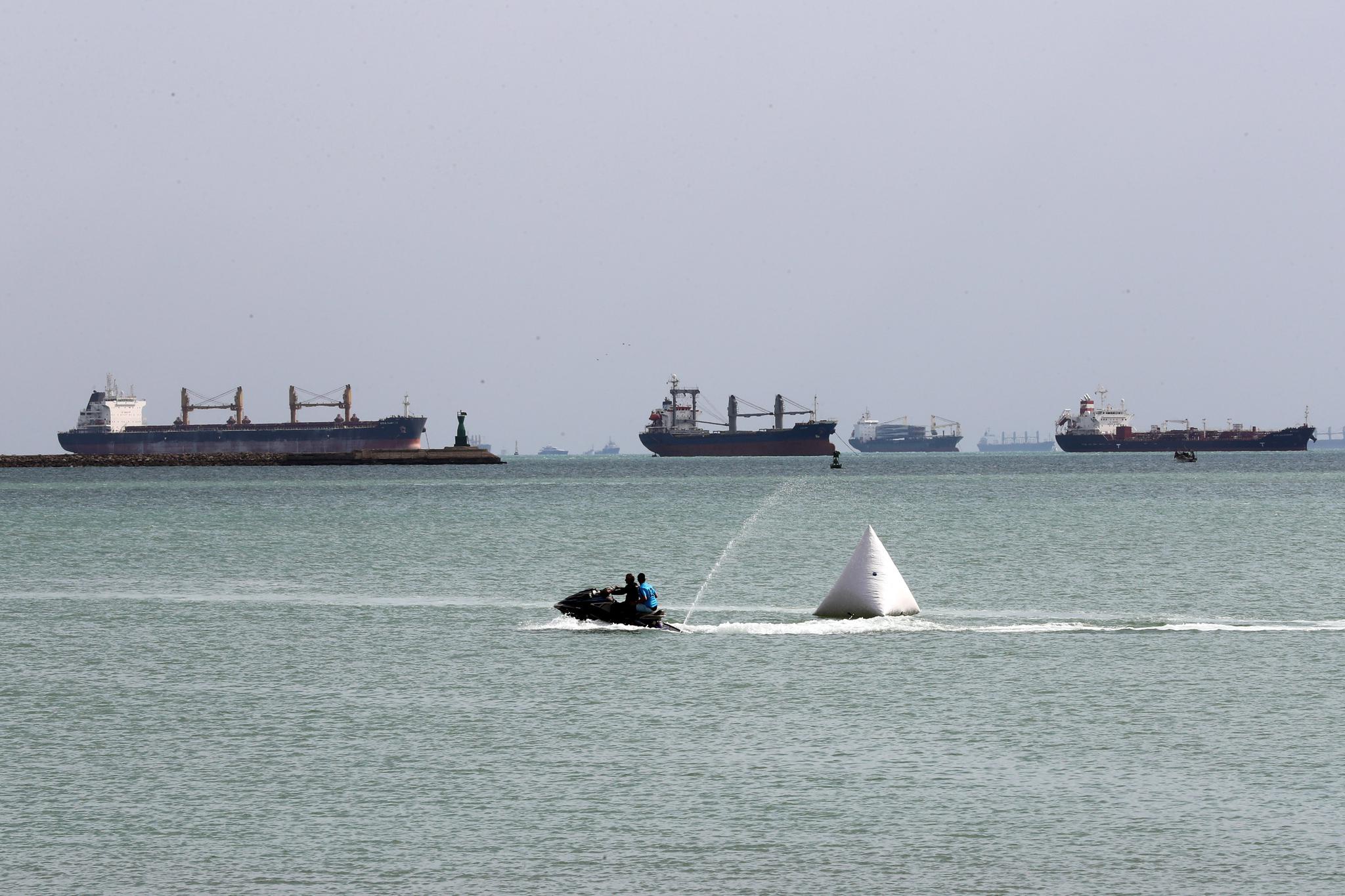 这是3月26日拍摄的停泊在埃及苏伊士湾上等待通过苏伊士运河的船只.