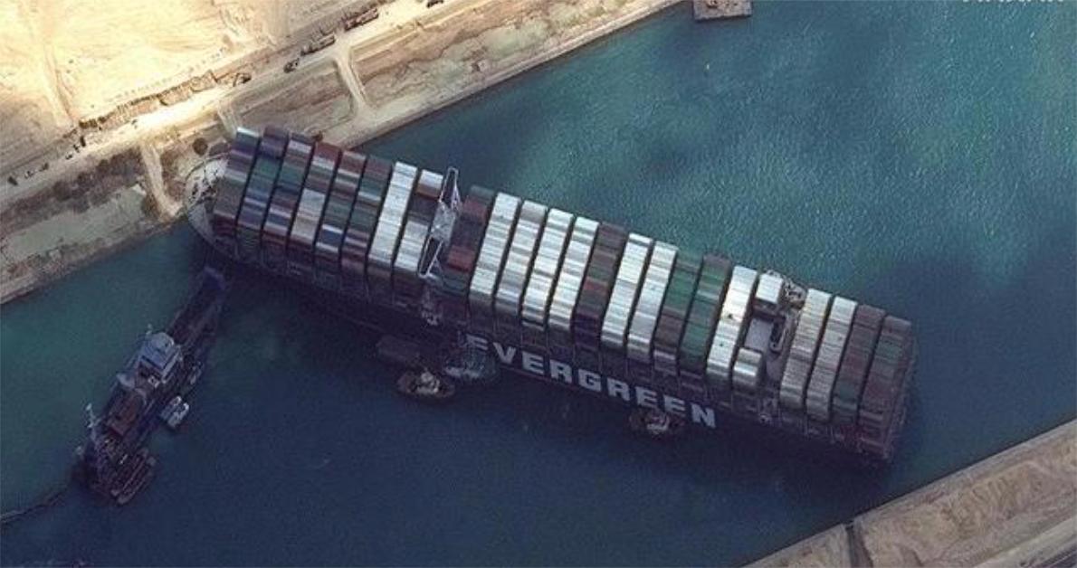 苏伊士运河搁浅货轮已移动17米,现场拖船鸣笛庆祝!