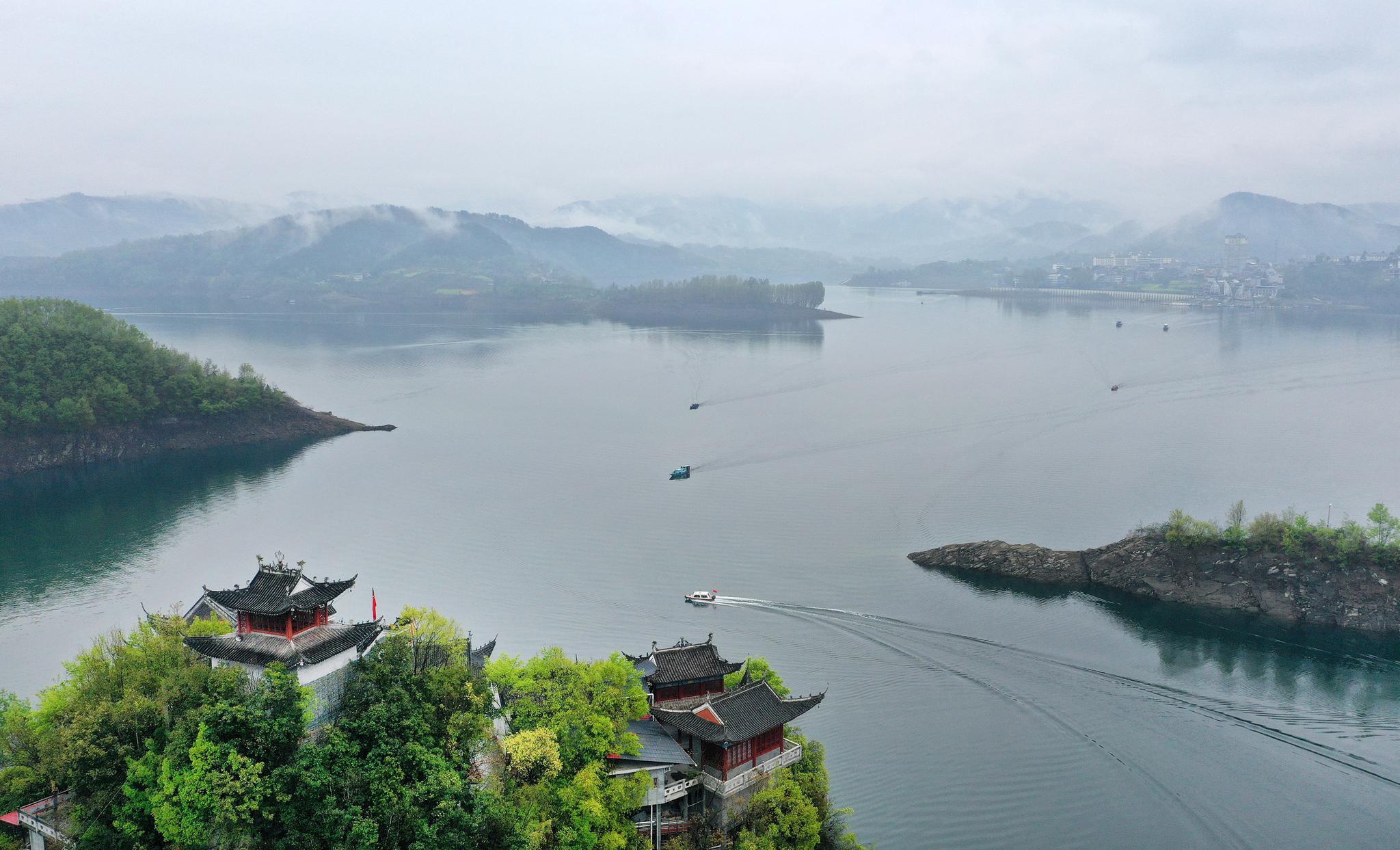 湖光山色流水镇