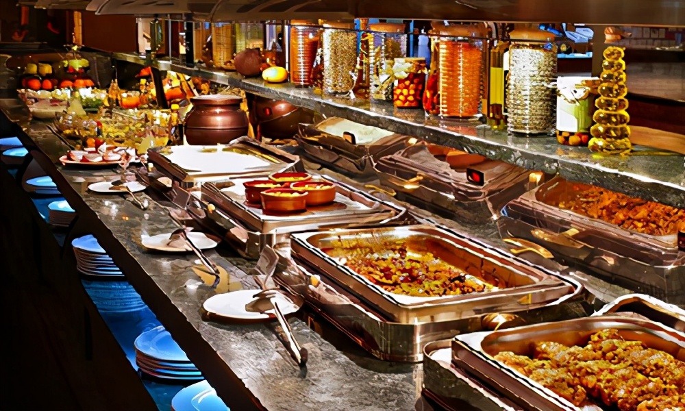 第一,经常去吃自助餐的消费者肯定知道,自助餐的食物是随处摆放,本来