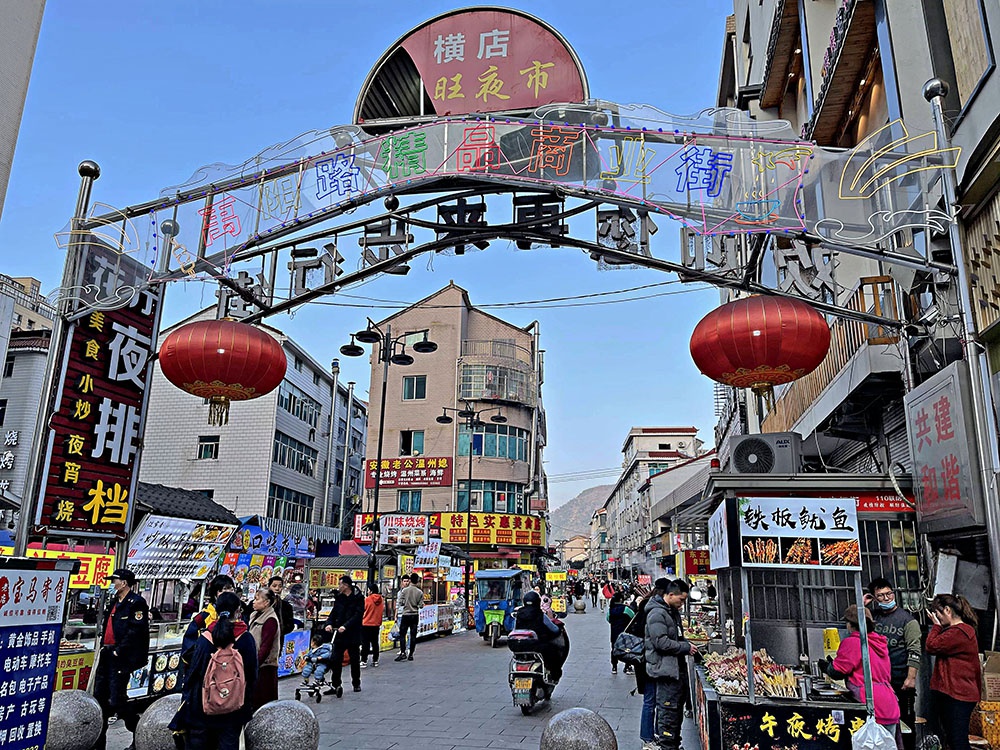 穿过万盛街可以来到横店著名的小吃一条街,在这里也让我第一次感受到