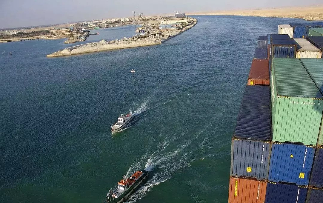 现代苏伊士运河是英法两国在1858年联合开凿,在经过多次疏浚和拓宽