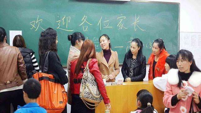 上一次家长会,欣欣还提醒妈妈,去开家长会的时候,穿正常一点的衣服,不