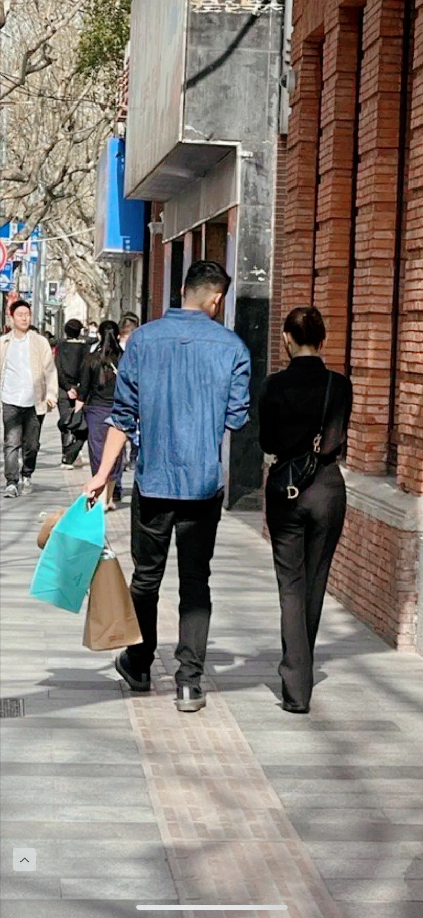 网友偶遇情侣,王子文吴永恩牵手小巷漫步,甜到爆!