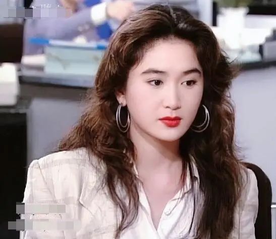 30年前的温碧霞风华绝代,一头波浪卷性感妩媚,精致五官更迷人