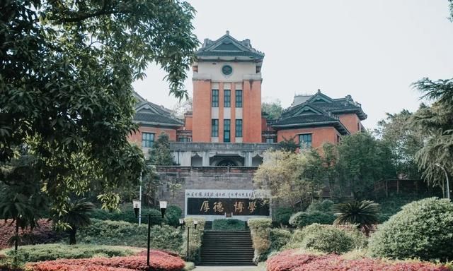 直到看到渝州大学放弃的图书馆,才有了一丝明悟.