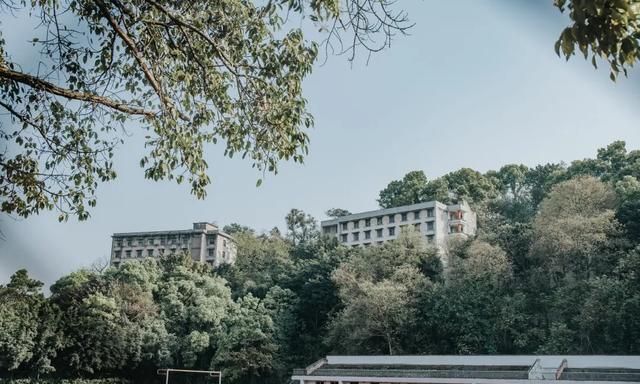 重庆井口一座废弃的大学校园封存着青春
