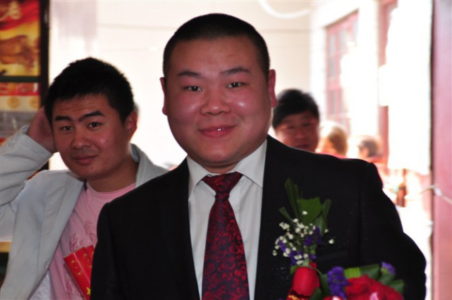 岳云鹏外甥德云社演员李筱奎深夜晒婚纱照正式官宣结婚喜讯