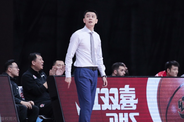 央视直播杨鸣对话阿的江辽篮要创造队史纪录黄金焦点战爆发