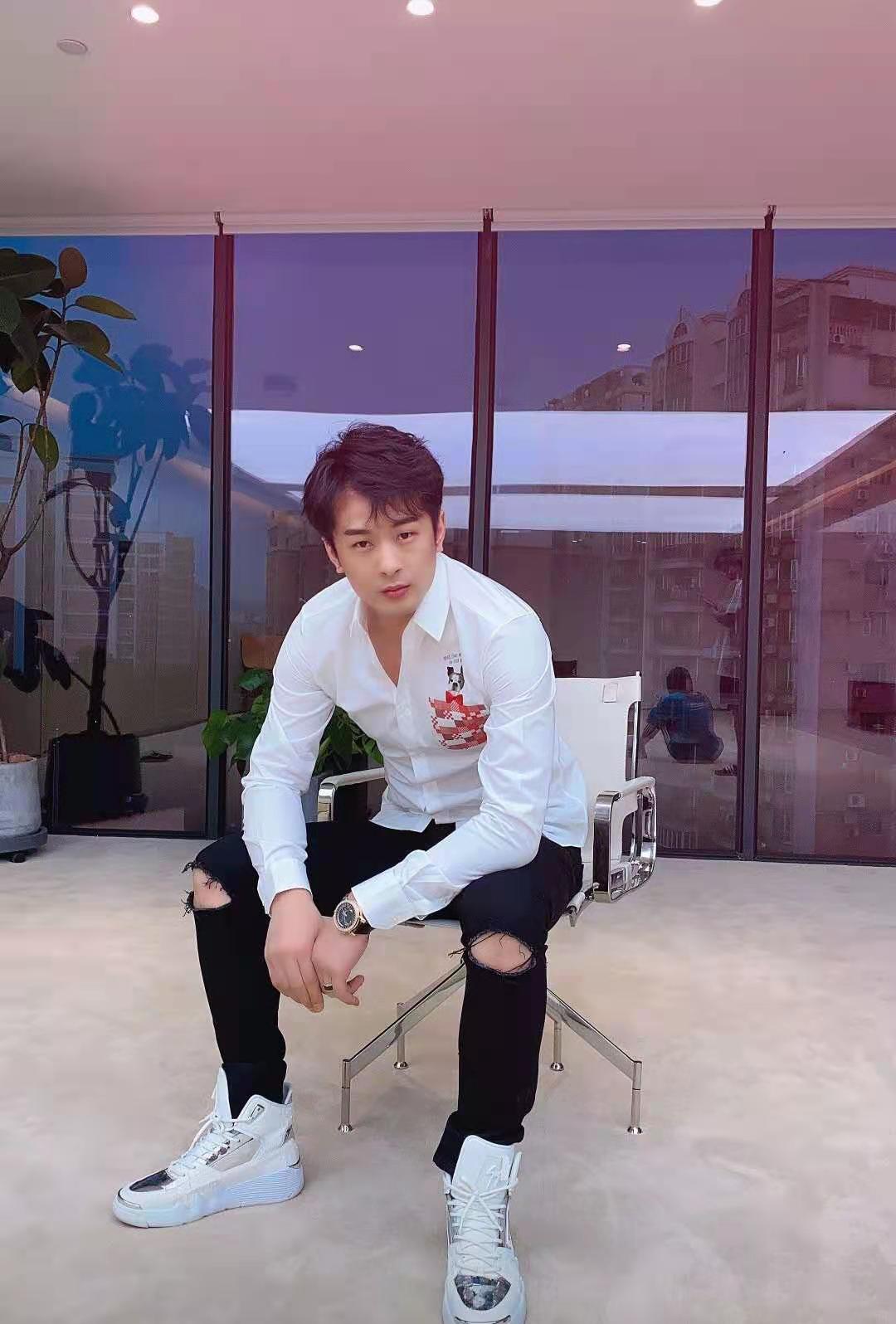 网红辛巴复出首秀,单价690w戒指砍到500w,路人:我赚翻了?