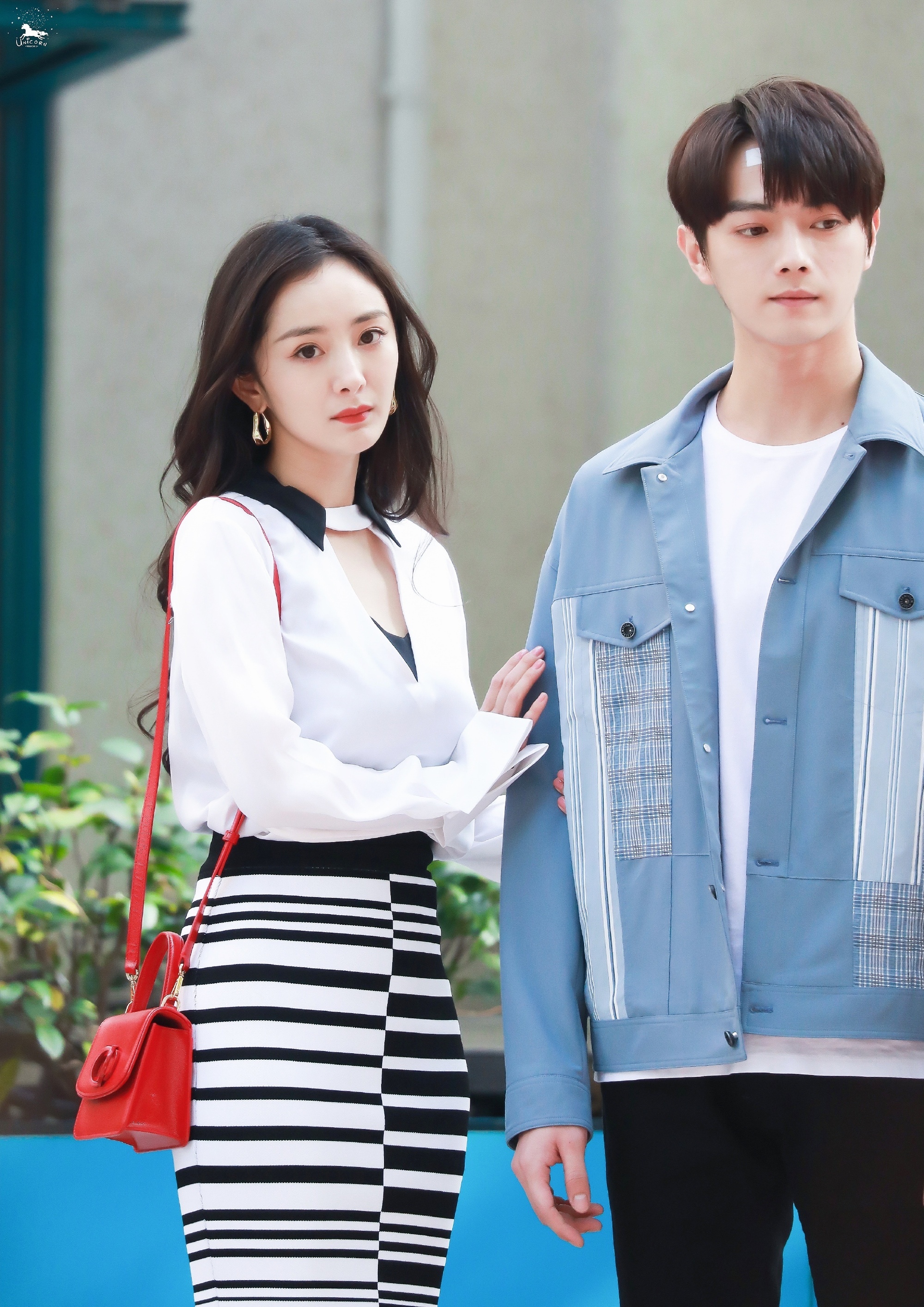 片场路透穿69元回力鞋,罕见内衣外穿太美艳|许凯|李宁|杨幂_新浪新闻