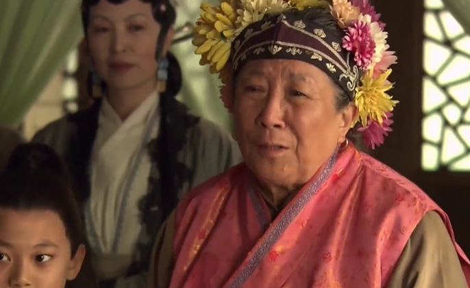 与《红楼梦》里刘姥姥佩戴的发饰很是相近.