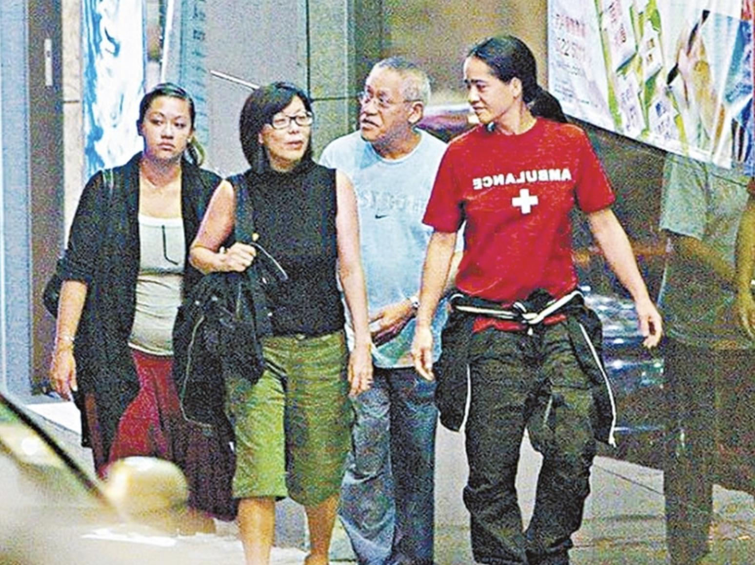 吴耀汉与两个女儿(左一,左二)再回忆起自己与父亲的相处,吴耀汉也没有