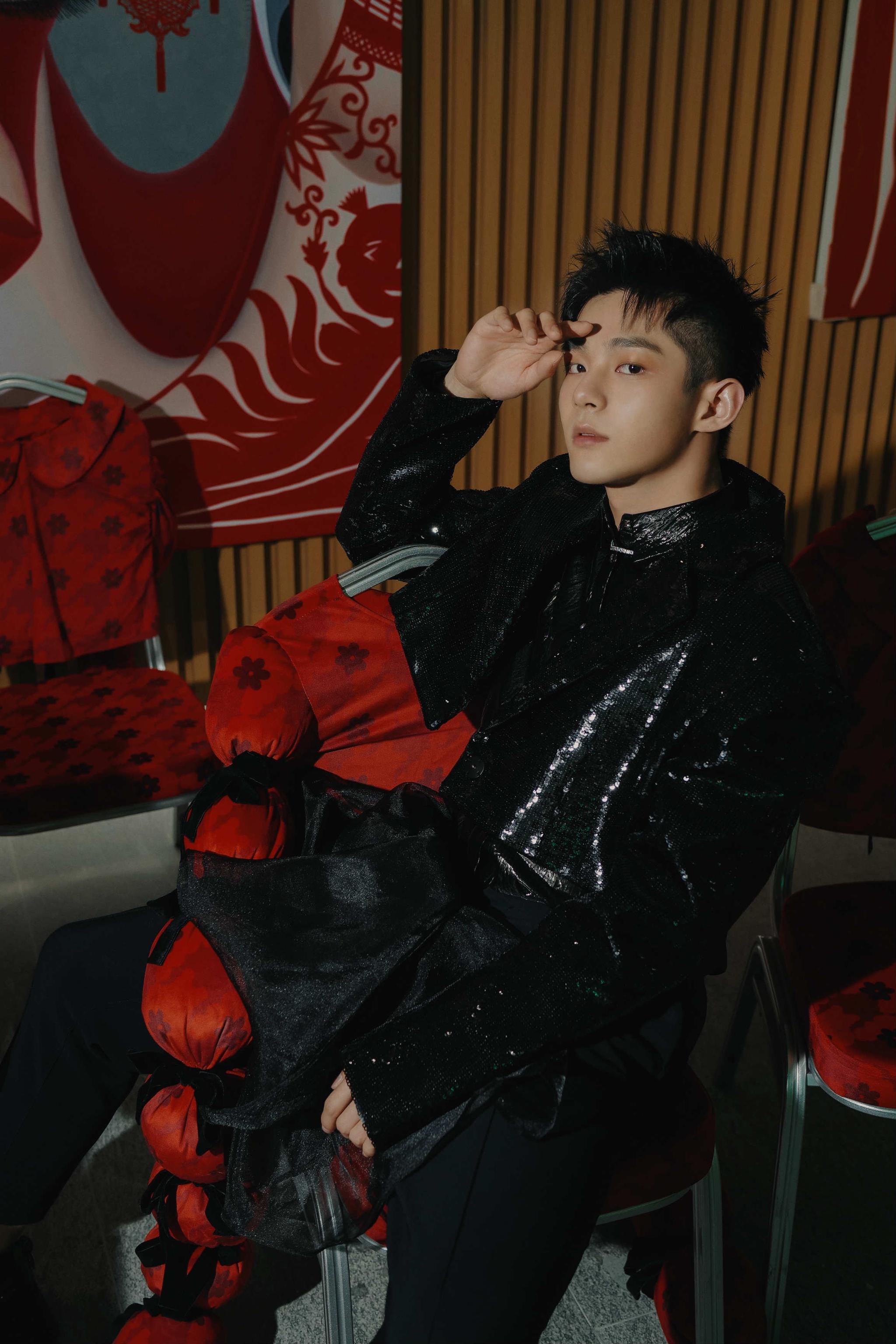 《男翔技校》热播 潘宥诚现身秀场尽显时尚型格