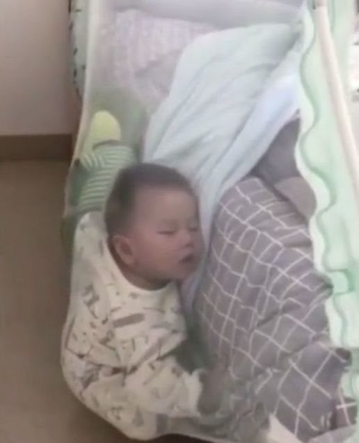 女子半夜醒来发现儿子不在床上，打开灯看到的画面，让她无法冷静休闲区蓝鸢梦想 - Www.slyday.coM