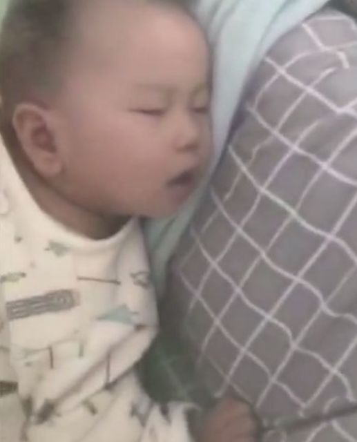 女子半夜醒来发现儿子不在床上，打开灯看到的画面，让她无法冷静休闲区蓝鸢梦想 - Www.slyday.coM