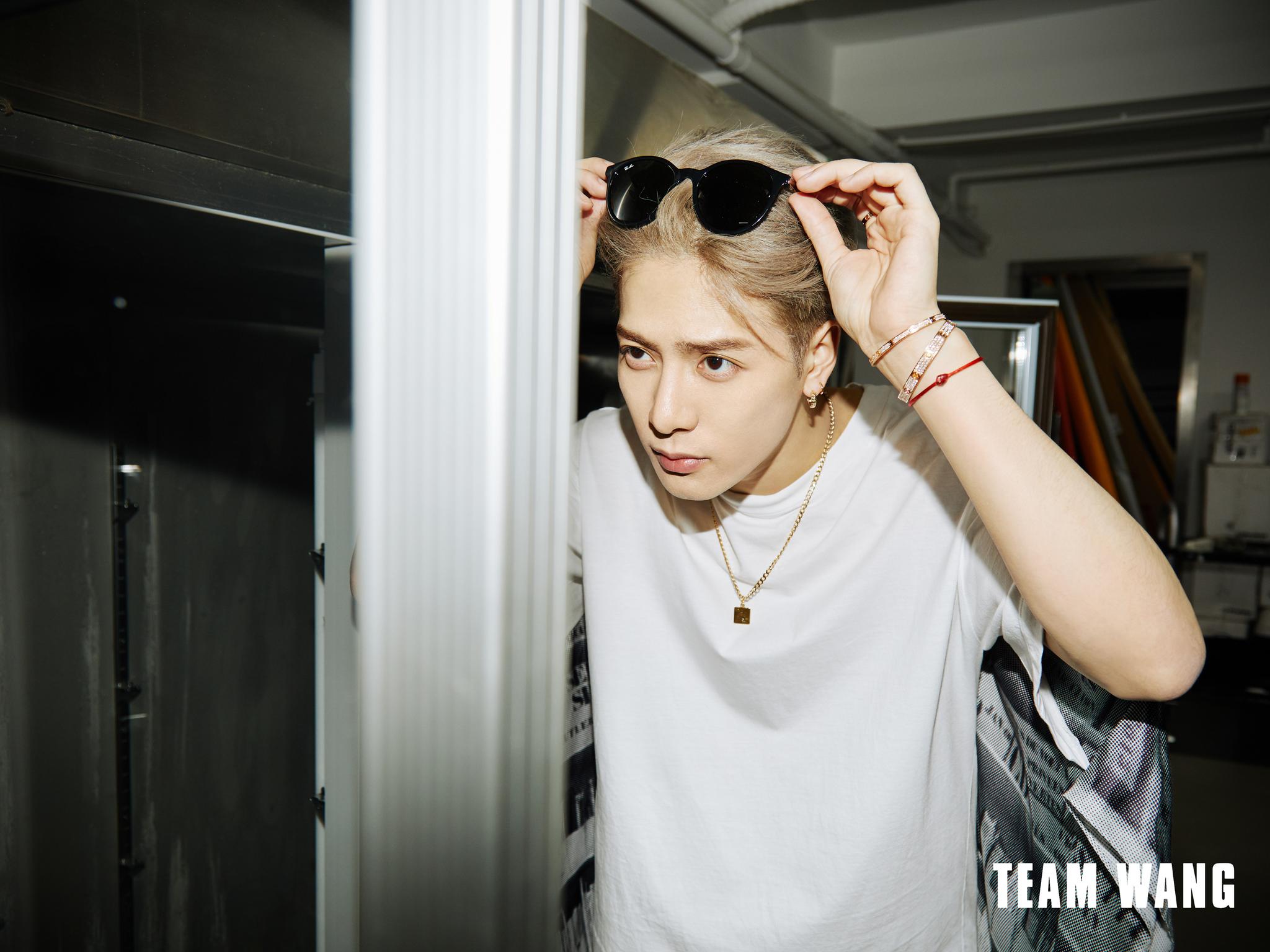 王嘉尔白t搭配金属质感发色,简约却不失时尚感,展现迷人魅力