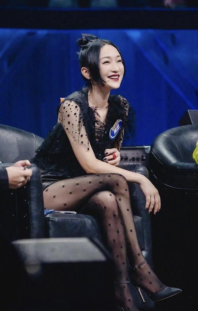 周迅才是丝袜腿的代表蕾丝轻纱透视上衣搭配一条皮质短裤绝了