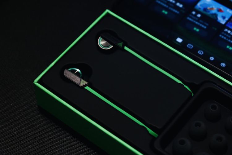 还可以搭配炫酷的黑鲨入耳游戏耳机圈铁版,12.