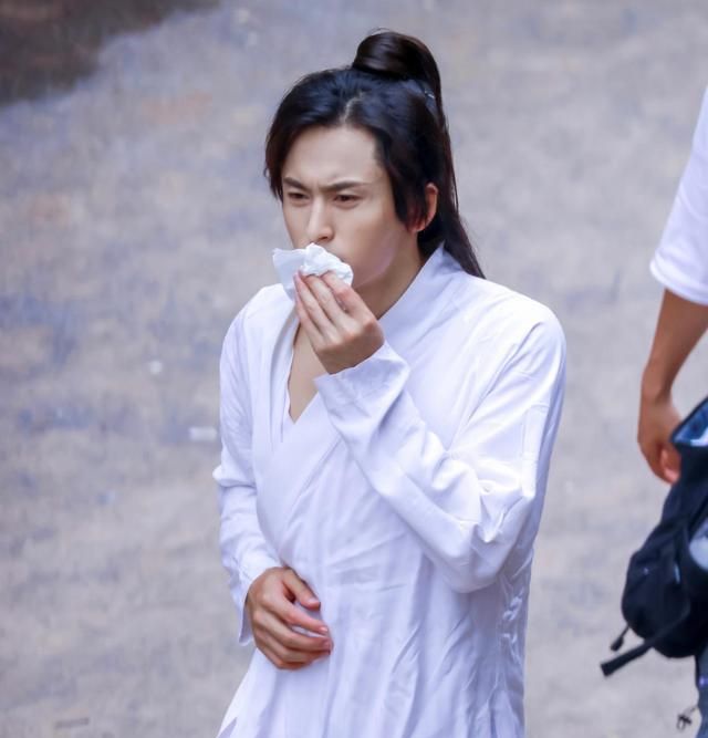 曾离家出走,妈妈卖房供他学表演,张哲瀚拍《山河令》差点晕倒