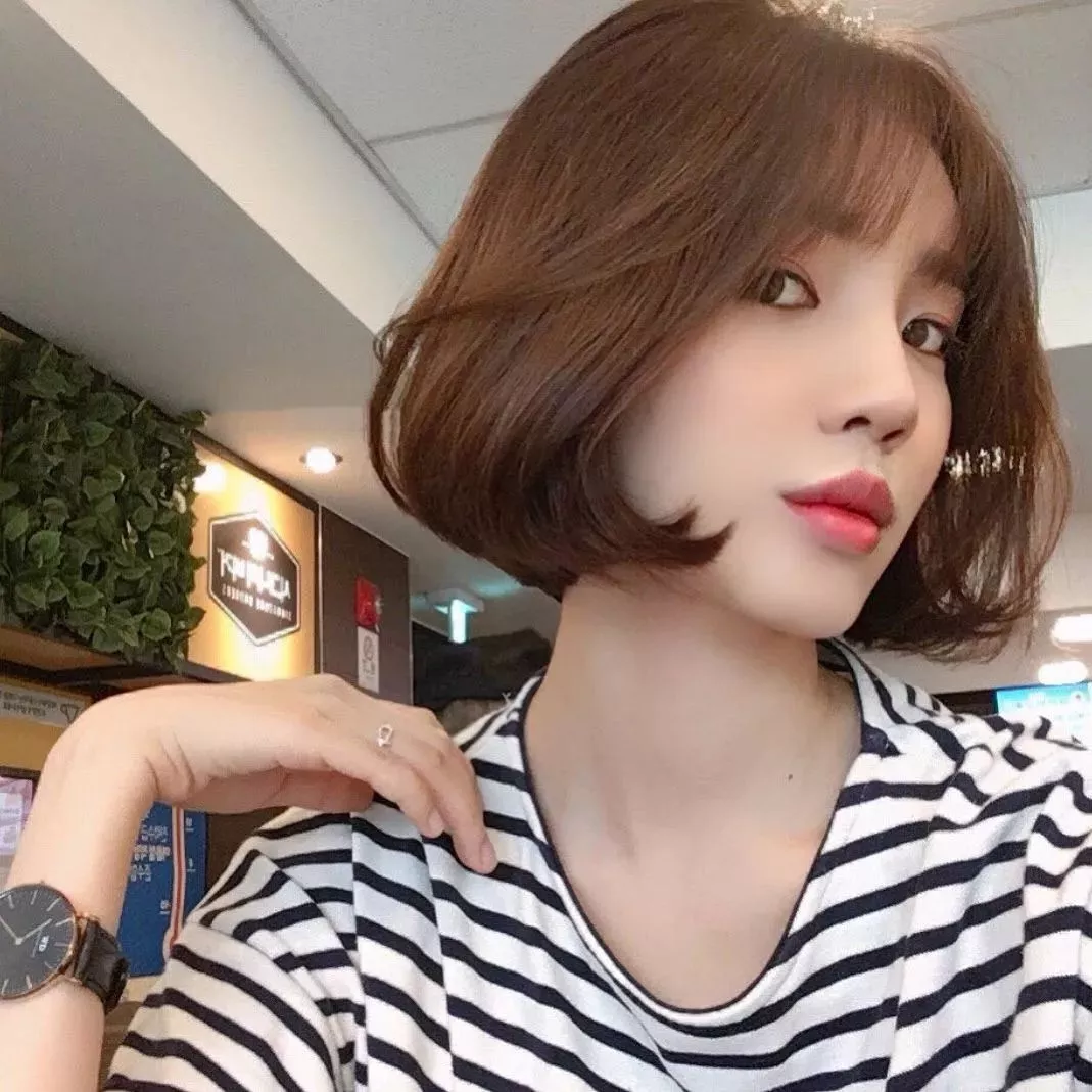 齐耳短发的内扣短发搭配空气刘海的造型是一款修颜经典发型!