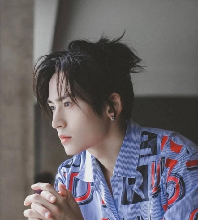 张哲瀚本人的颜值也非常高~先来看看演员张哲瀚不同发型影响下的颜值