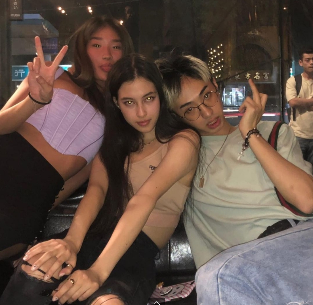 伊能静儿子晒照称呼女孩为宝贝两人合照手势引争议