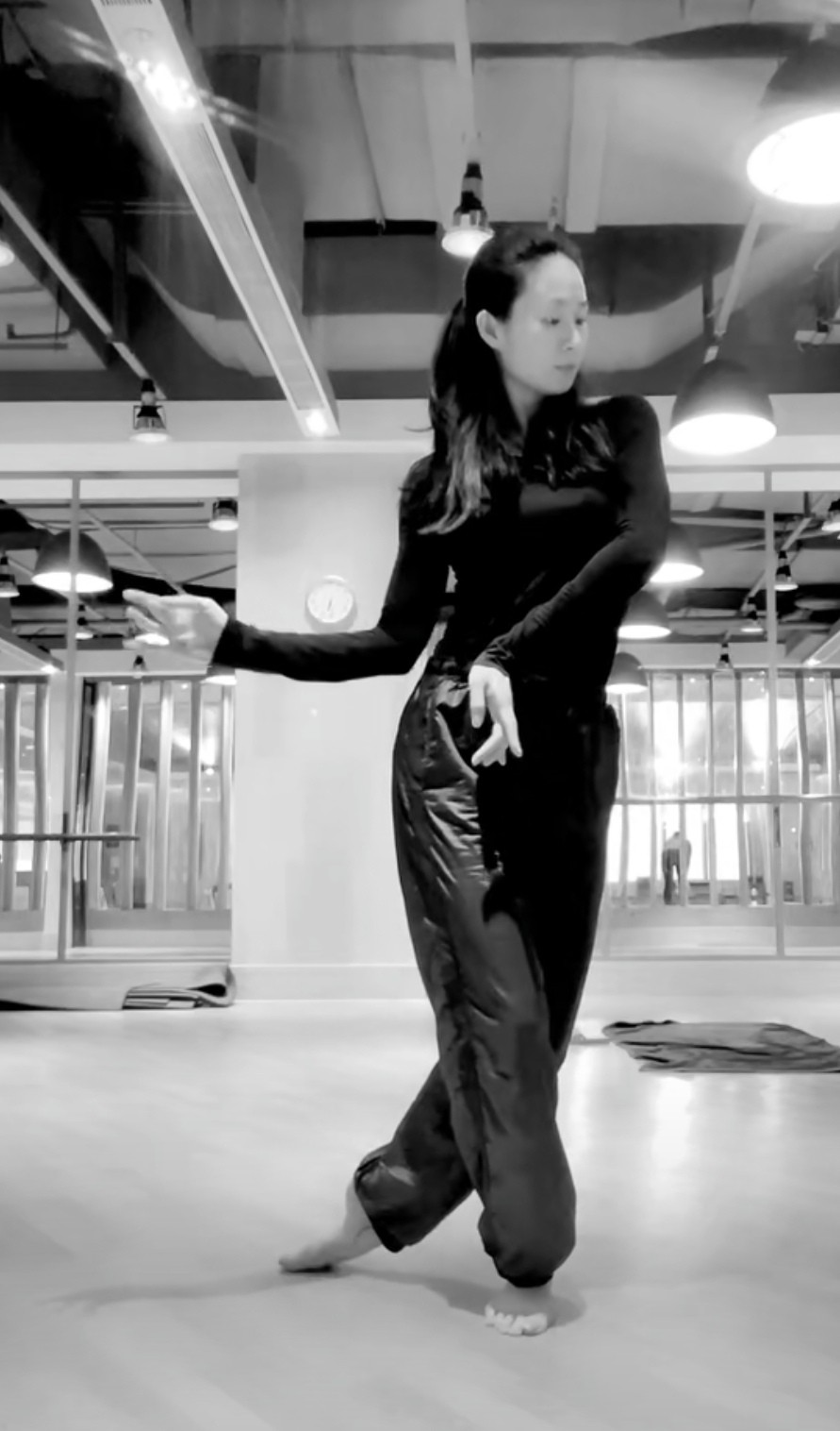 "王小蒙"跳舞柔若无骨,气质干净37岁仍未婚,辞演《乡爱》被夸