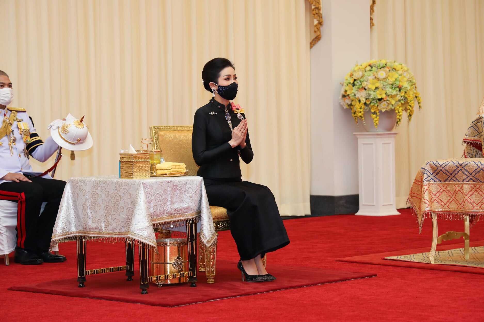 诗妮娜和苏提达分头营业贵妃一身黑色都好美懒理帝后合体营业