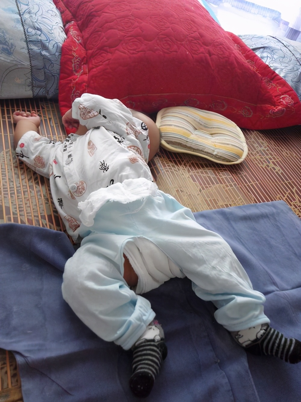 照片中小张的儿子头往上扬着,大半个身子已经拱出了被窝,尤其是腰部