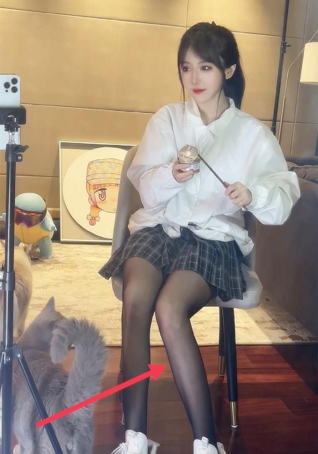 呆妹儿秀新鞋不仅意外暴露42码大脚还被发现地板都扭曲了