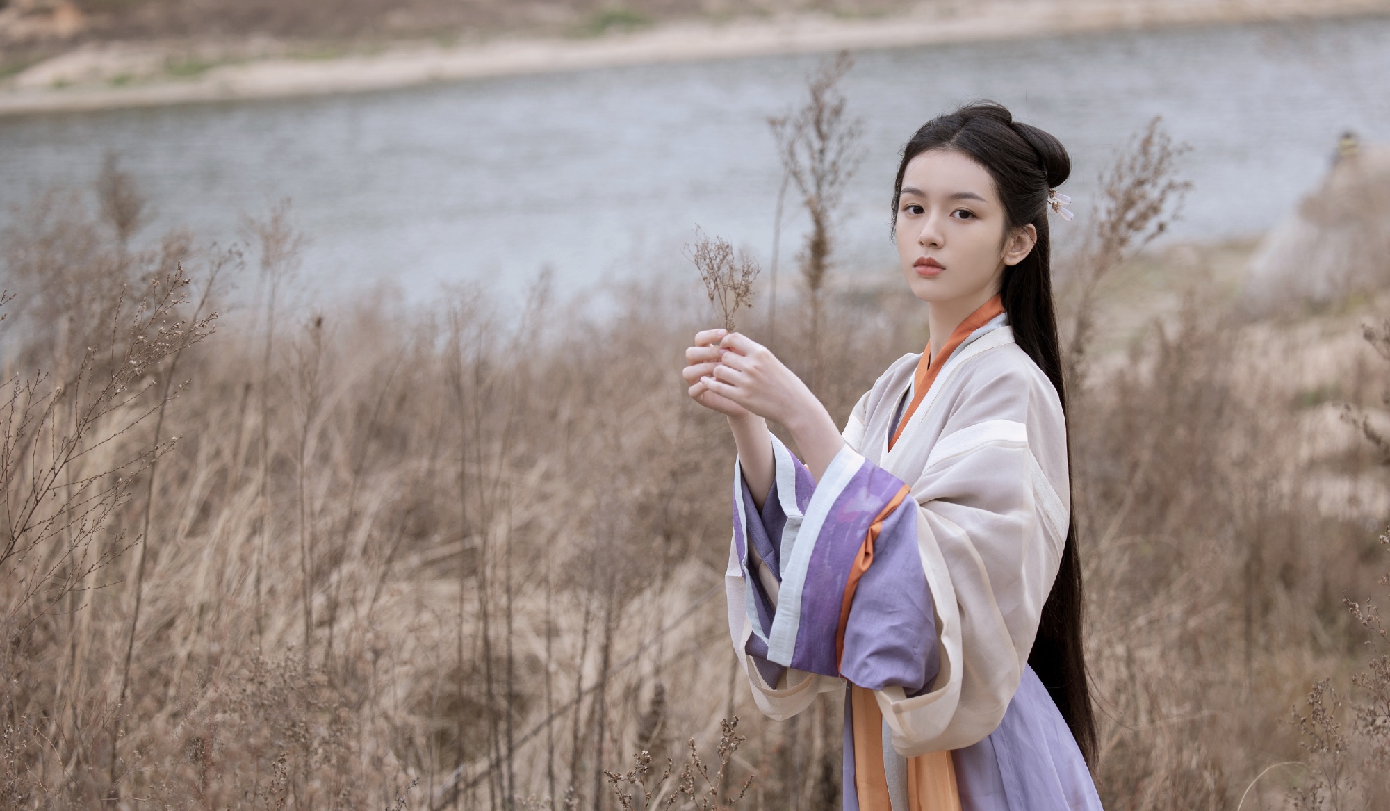 周也古装撑伞造型曝光,相比关晓彤出圈名场面,你更喜欢谁?