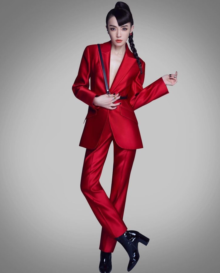 谢金燕拍写真太大胆不穿底衣秀身材未婚生子后曾对外称是侄儿