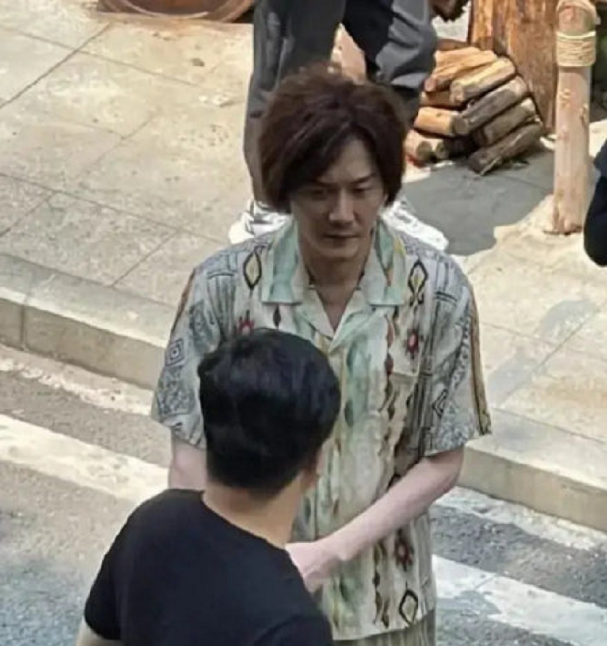 冯绍峰近照暴瘦似纸片人手细如柴无血色面容凹陷憔悴引人担忧
