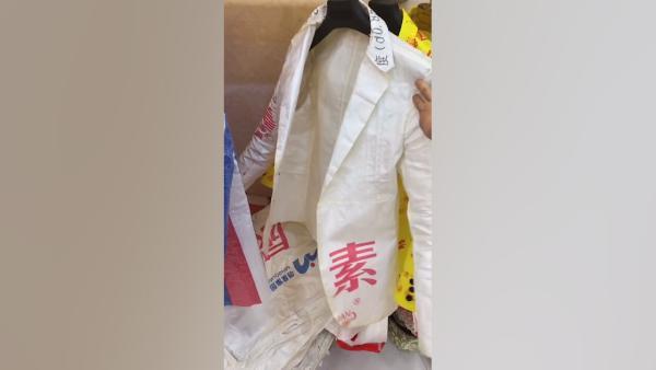 男子用尿素袋子做西装,网友:堪比时装周