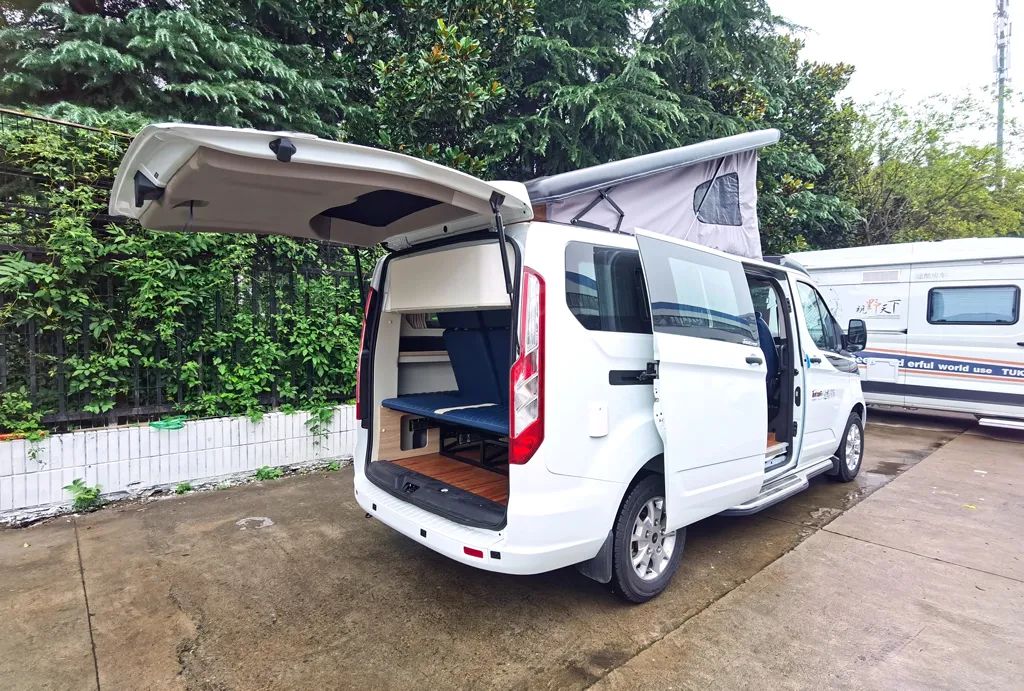 无惧限高可变厨卫途酷在这款全顺升顶房车上再次施展空间魔术