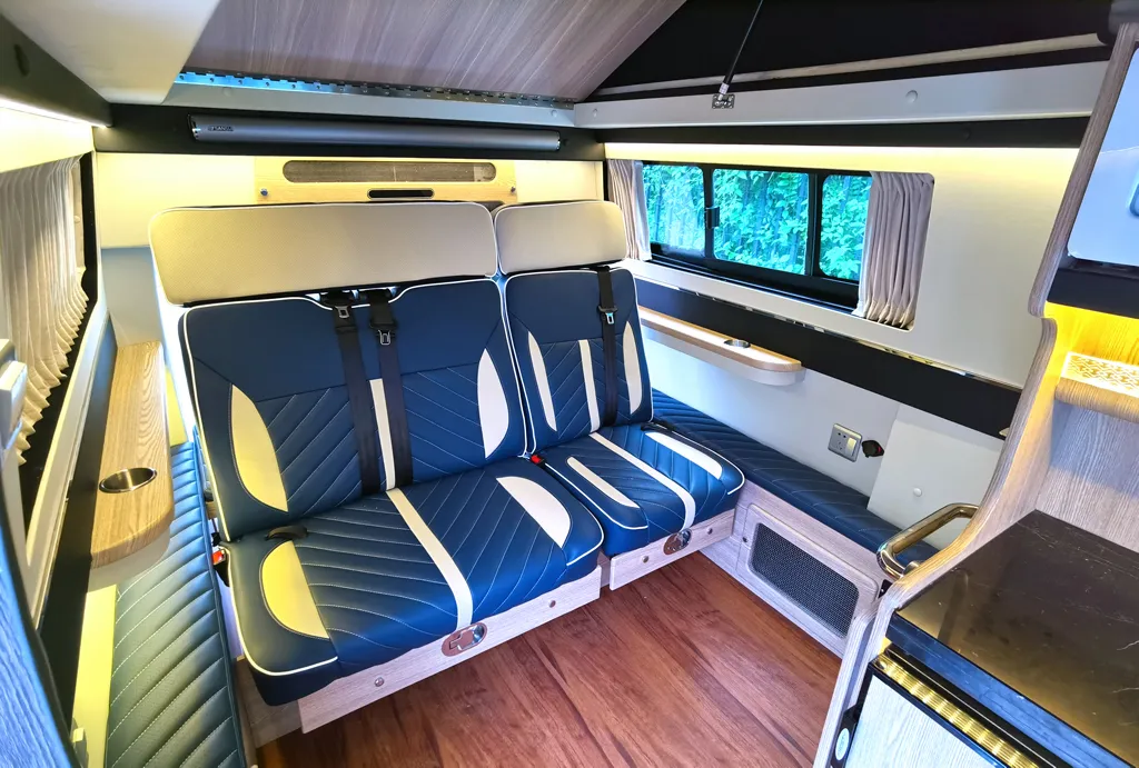 无惧限高可变厨卫途酷在这款全顺升顶房车上再次施展空间魔术